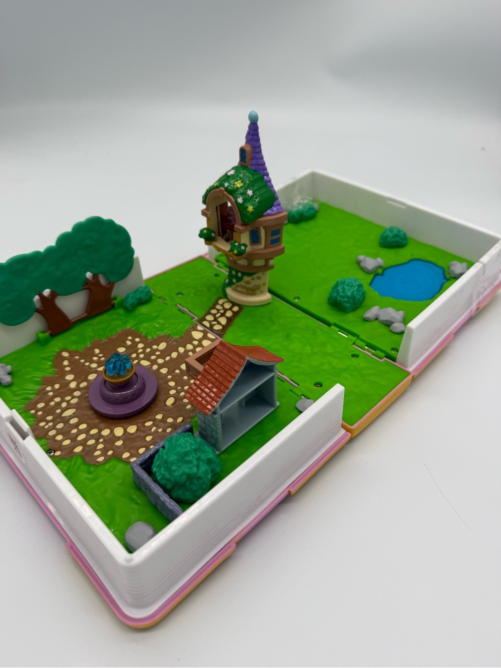Rapunzel tangled storybook Playset with Green and Purple Treehouse and figurines